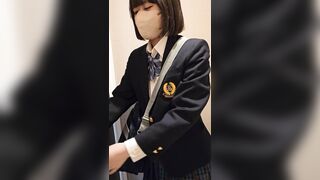 カフェトイレに仕掛けたカメラが捉えた美人青チェJKのお着替えタイムで胸が露わになるハプニング jav jvip