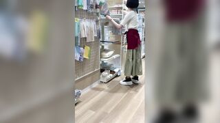 【店員個撮⑳】 働く女性の胸チラ ・パンチラ!!(塩対応店員再び！美術店員さん) voyeur jp