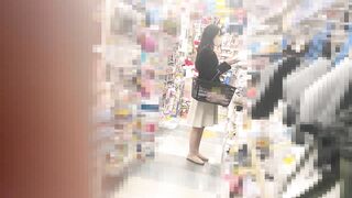 同業者2 人に狙われる美女さん フラッシュを炊くと純白Pにハミ毛が丸見えのサプライズ【禁断の逆さ撮り】Vol.48 voyeur jp