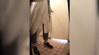 新狩場洋式トイレを撮りました ！2見られてないと思って宇〇アナ似のほじほじと大音量のシャーーーを同時に voyeur jp
