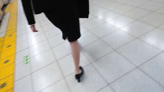 白P撮れたタイトスーツOLさんを翌日も同じ場所で待ち伏せたら、えちえちピンクPを生で堪能できました voyeur jp 1