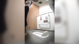 駅トイレ剥き栗と美人たち２カメラ丸出し jvip