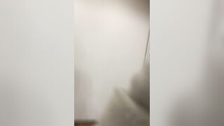 商業施設のトイレでJDの手コキフェラ。最後は暴発気味に顔射。 jvip