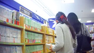 お尻突き出し-私服ロリパンチラ逆さ撮り05 voyeur jp 01-130526