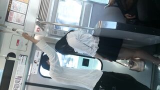逆さpart12-エロそうなポッチャリ娘-電車の風チラで腰までみえちゃう voyeur jp 01-160526