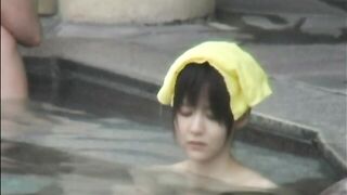 堀○真希似の超絶美少女出現！露天風呂でくつろぐ女の子たち voyeur jp 160526