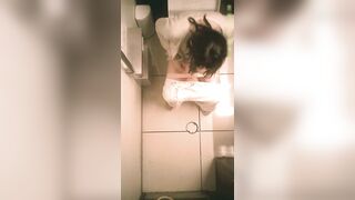女子トイレ紀行 No.09 天然パイ○ンお姉さんのwareme♪ コスプレ含4名収録！ voyeur jp 160526