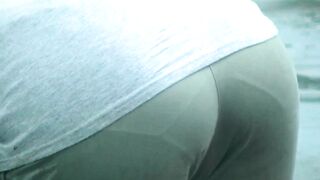 【再販】砂遊びに夢中の若ママ、お尻突き出しすぎてパンティラインが voyeur jp 160526