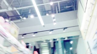 【スカートの裏側】店員さんが後ろを向いてる時に制服のスカートの中にカメラを差し込んできた voyeur jp 160526