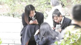 ありえへん！！集団の中でＳＳＳ級美少女を発見！！（ＦＨＤ）純白パンチラのＣちゃん！！大変です！！パンツが見えてますよ特別編２８ voyeur jp 170526