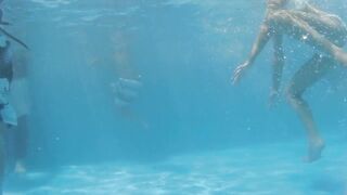 S プールの中で男の人がいる前で脱ぐ❤ voyeur jp 170526