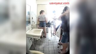 共同トイレで水着に着替え②❤ﾋﾟﾁﾋﾟﾁJ●4人組を盗撮 voyeur jp 180526