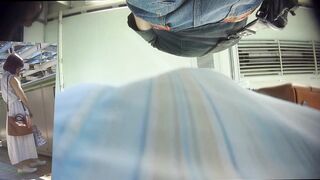 都会の奥さんの下着を下から見上げる voyeur jp 01-240526