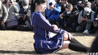 コミケのレイヤーさん-食い込み半端ないって-こんなん-出てまうやん-小生-遮二無二-く-の字撮りっ voyeur jp 01-240526
