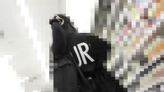 ライブハウス痴漢-超ミニスカからハミ尻してた美巨尻女子スタッフ-潮吹きマ-コに禁断電マ挿入-生ハメ腰砕け痙攣-高画質 voyeur jp 01-250526
