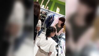 ２人の若ママさんの逆さパンチラ動画 静止画 １７８ voyeur jp 02