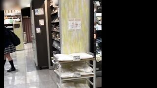 4 全てが理想的な制服jkちゃんの逆さ撮り風景 voyeur jp