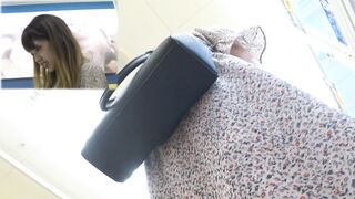 ペットショップで前かがみ ワンピースお姉さま サテンパンティ パンチラ 顔出し voyeur jp