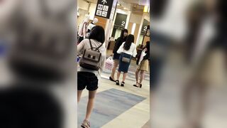 ２人のお姉さんの逆さパンチラ動画 静止画 １０３ voyeur jp 01