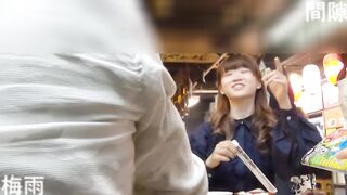 変態仮面アングルで覗く激可愛アイドル お姉さんの丸見えホワイト生パンティー黄色のライン付きフロント 可愛いお顔を添えて voyeur jp