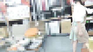 個撮胸チラパンチラ⑥ 黒髪アニメ声店員 キャンプ用品店員 テンパりながら浮きブラしまくり からのカメラ逆さ突っ込みフラッシ voyeur jp