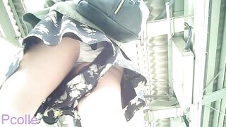 電車の風であおられるスカート voyeur jp